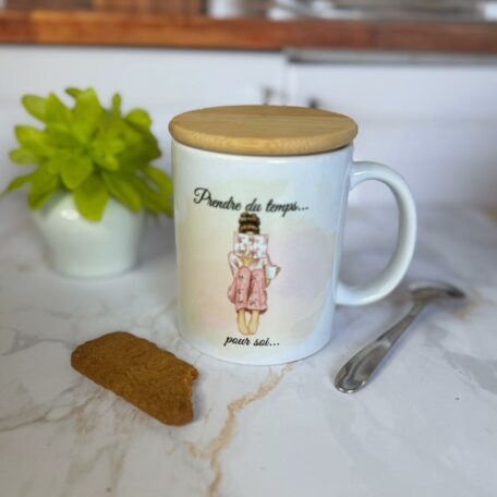 Mug fille en rose couvercle fermé