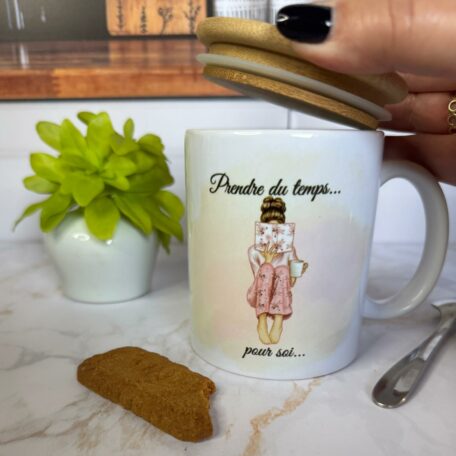 Mug fille en rose couvercle main